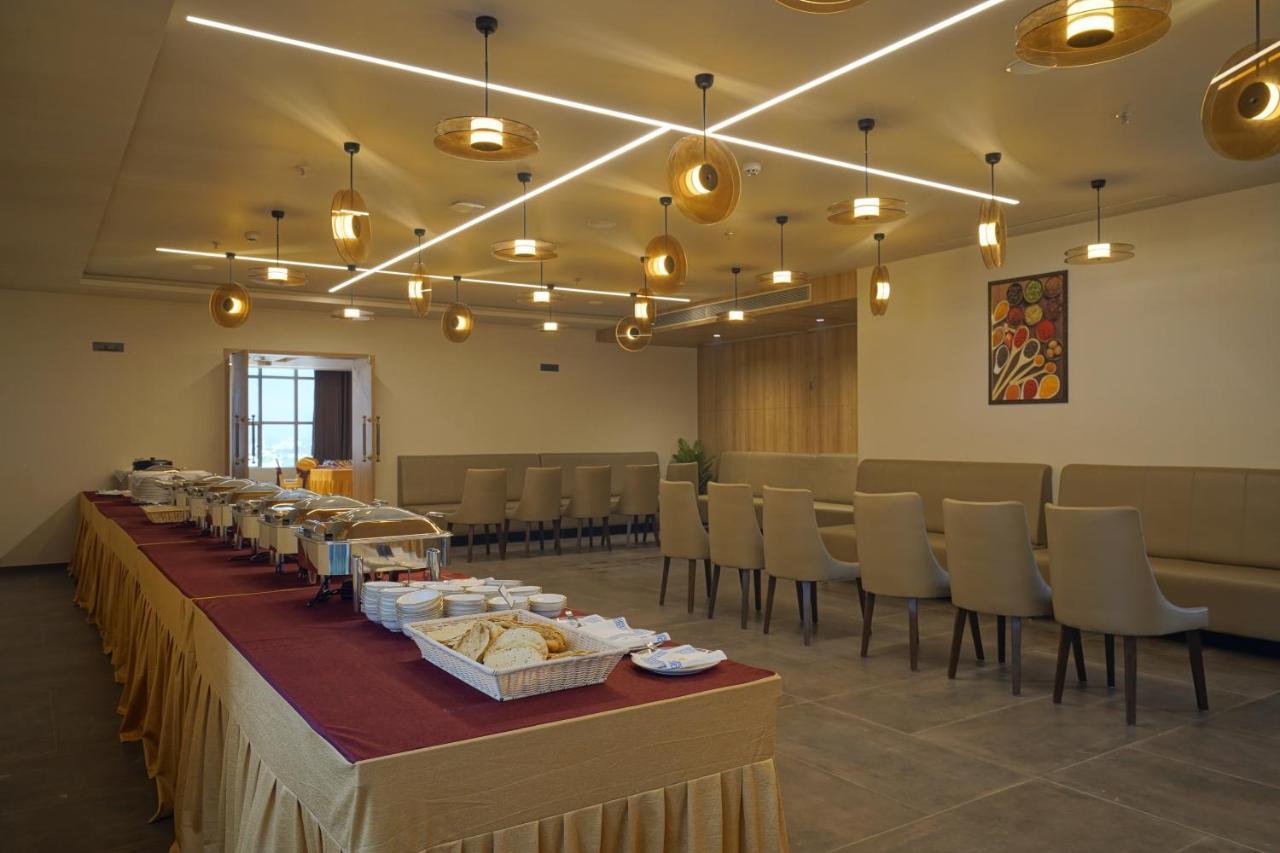 The Galleria Hotel Rajkot Buitenkant foto
