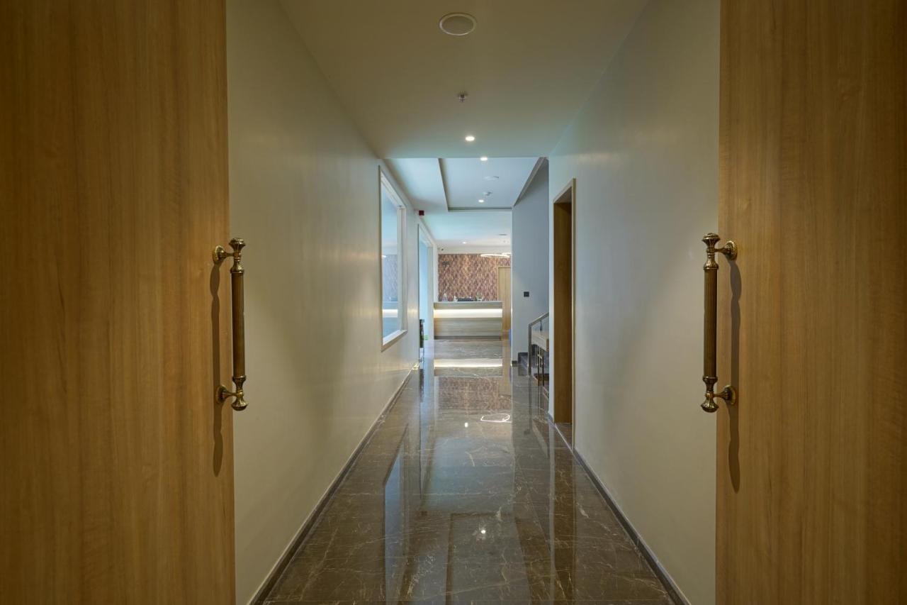 The Galleria Hotel Rajkot Buitenkant foto
