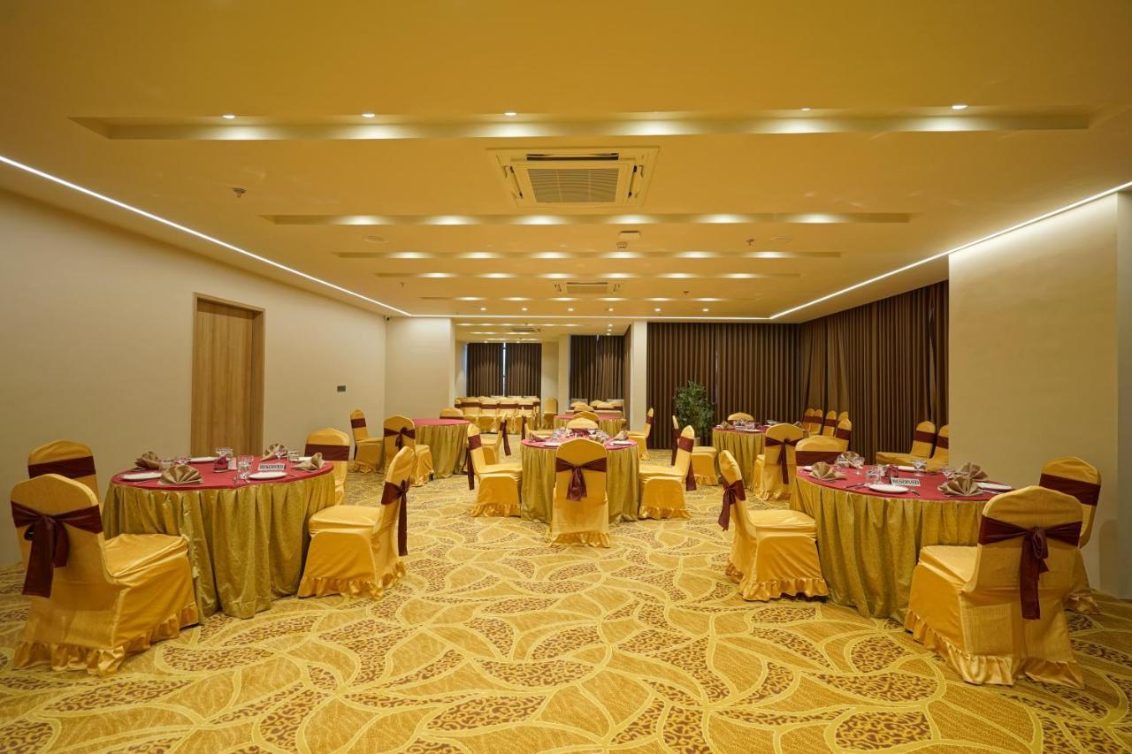 The Galleria Hotel Rajkot Buitenkant foto