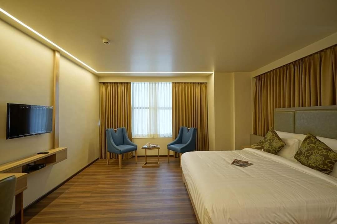 The Galleria Hotel Rajkot Buitenkant foto